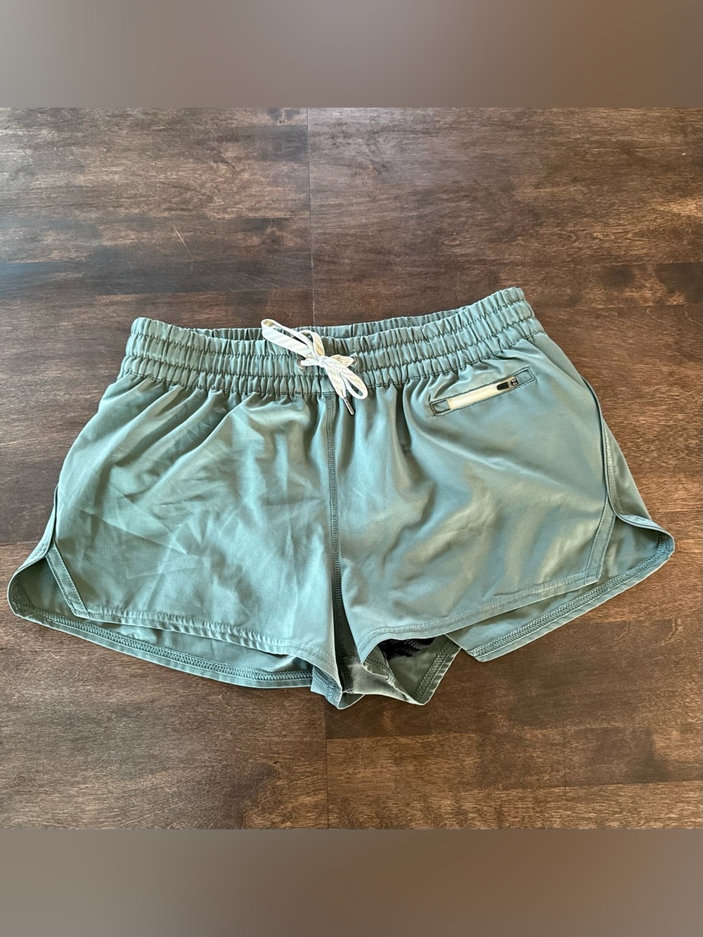 Vuori Clementine 2.0 Shorts Sage Green Athletic Drawstring 2-2.5” inseam